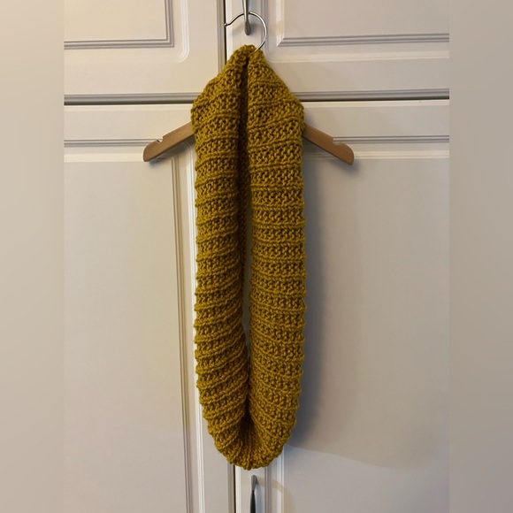 NWOT Golden yellow hand knitted infinity scarf/cowl - Picture 4 of 7